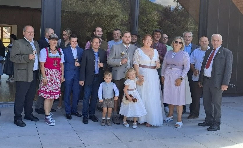 Gemeinderäte der Marktgemeinde Waldegg gratulierten dem Brautpaar Bgm. Katharina Trettler-Schiefer und Gabriel Schiefer!